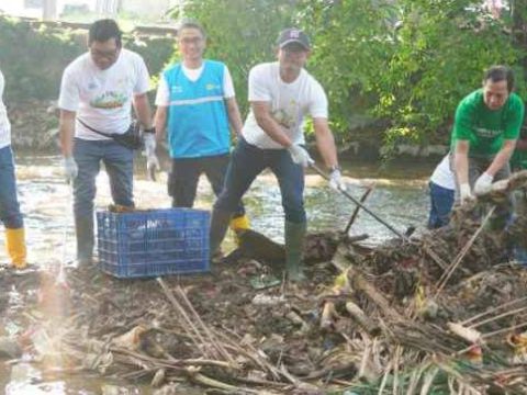 Peringati HLHS, PLN UIT JBB Gandeng Dompet Sampah Bersih - Bersih Kali Grogol