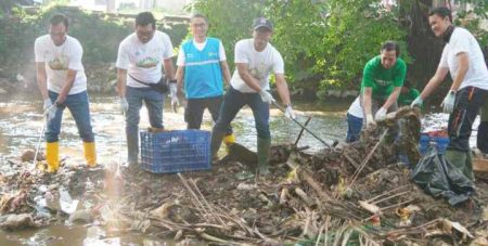 Peringati HLHS, PLN UIT JBB Gandeng Dompet Sampah Bersih - Bersih Kali Grogol