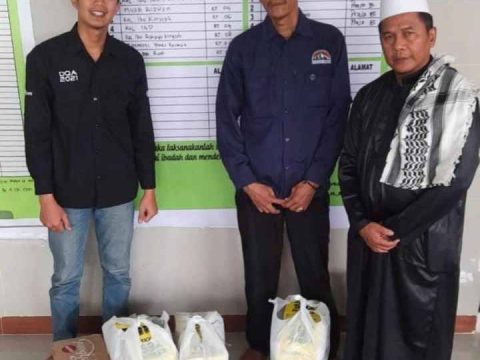 BRI Pondok Indah Jumat Berkah di Masjid Ar Rahman Tanah Kusir Bagikan Makanan