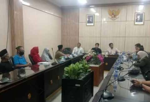Hearing Dengan Masyarakat, Komisi B DPRD Jember Kasih Solusi Pedagang di Lahan Perhutani