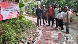 Wakil Ketua DPRD Depok Perbaiki Jalan yang 5 Tahun Rusak di Duser