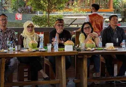 Ketenagakerjaan atau BP Jamsostek Kota Depok Novarina Azli, didampingi Kabid Kepesertaan Ferdian, Pembina Perisai Aulia Karya Pratama, Canina