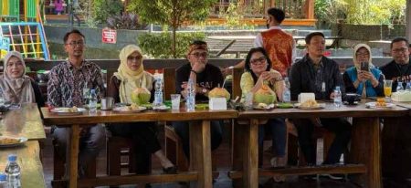 Ketenagakerjaan atau BP Jamsostek Kota Depok Novarina Azli, didampingi Kabid Kepesertaan Ferdian, Pembina Perisai Aulia Karya Pratama, Canina