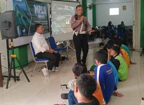 Polsek Bojongsari Ajak Pelajar SMK Kesehatan Insan Medika Pengasinan Jadi Polisi Diri Sendiri