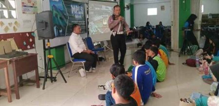 Polsek Bojongsari Ajak Pelajar SMK Kesehatan Insan Medika Pengasinan Jadi Polisi Diri Sendiri