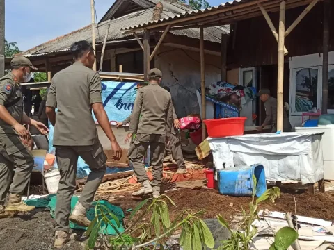 Satpol PP Depok Secara Paksa Robohkan 4 Bangunan di Lahan Eks RPH Rangkaian Jaya