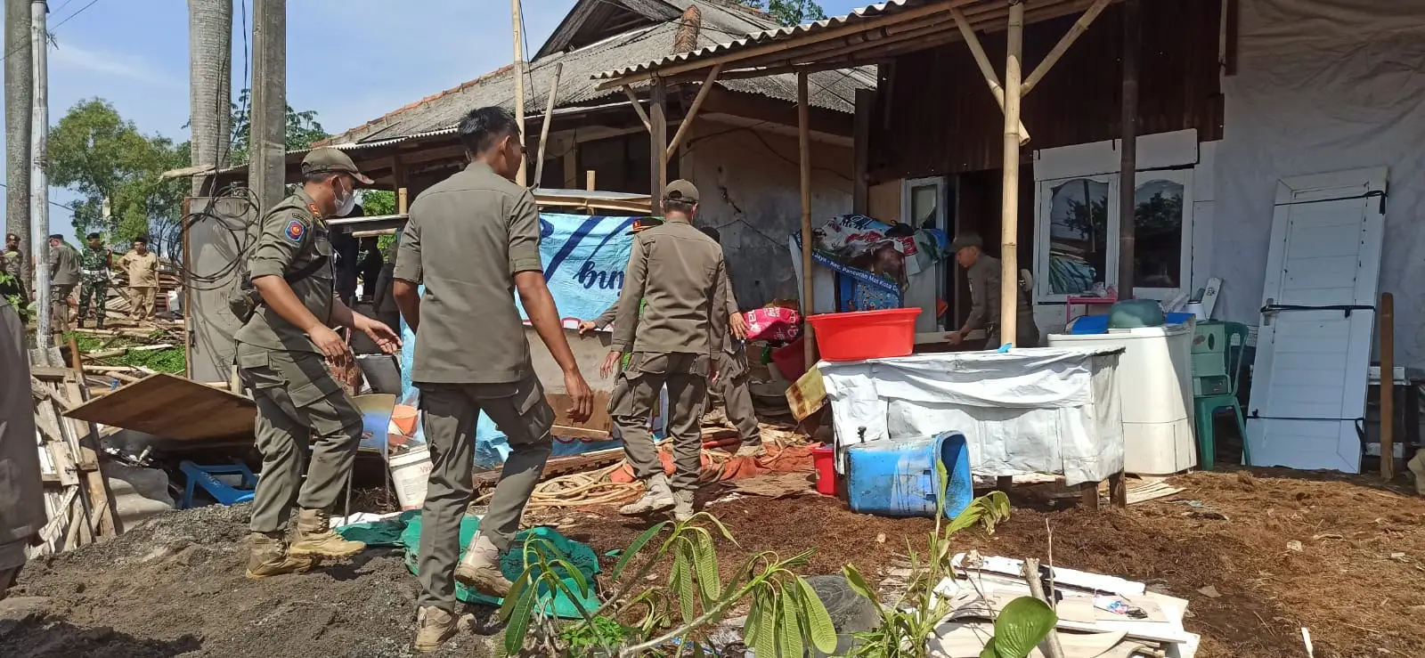 Satpol PP Depok Secara Paksa Robohkan 4 Bangunan di Lahan Eks RPH Rangkaian Jaya