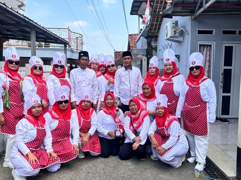 RT 01 RW 08 Juara Dua Yel-yel HUT RI ke-80 Tingkat Kelurahan Pengasinan