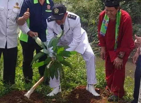 80 Tahun HUT RI, Kelurahan Cinere Tanami Bantaran Kali Grogol Pohon Buah
