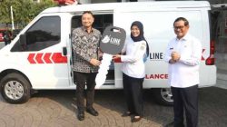 Gubernur DKI Terima Ambulans Listrik Yayasan LINE