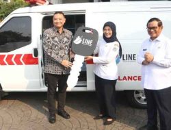 Gubernur DKI Terima Ambulans Listrik Yayasan LINE