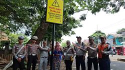 Tekan Laka Lantas, Polres Depok Pasang Rambu Rawan Kecelakaan di Jalan Raya Bogor