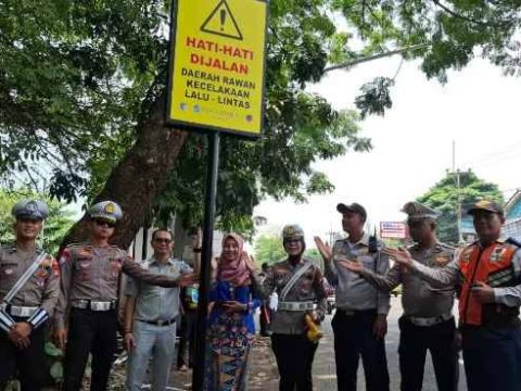 Tekan Laka Lantas, Polres Depok Pasang Rambu Rawan Kecelakaan di Jalan Raya Bogor