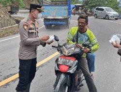 Polres Lumajang Bagikan Masker di Lokasi Paling Terdampak Hujan Abu Gunung Semeru