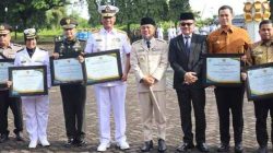 Komandan Kodaeral VI Laksamana Muda TNI Dapat Piagam Penghargaan dari Gubernur Sulsel