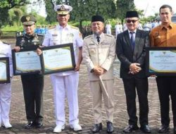 Komandan Kodaeral VI Laksamana Muda TNI Dapat Piagam Penghargaan dari Gubernur Sulsel