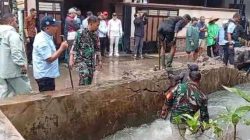 Babinsa Koramil 03/Sukmajaya Ikut Terjun Bantu Penanganan Turap Longsor Sukamaju