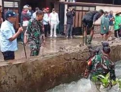 Babinsa Koramil 03/Sukmajaya Ikut Terjun Bantu Penanganan Turap Longsor Sukamaju