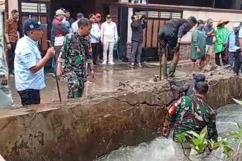 Babinsa Koramil 03/Sukmajaya Ikut Terjun Bantu Penanganan Turap Longsor Sukamaju